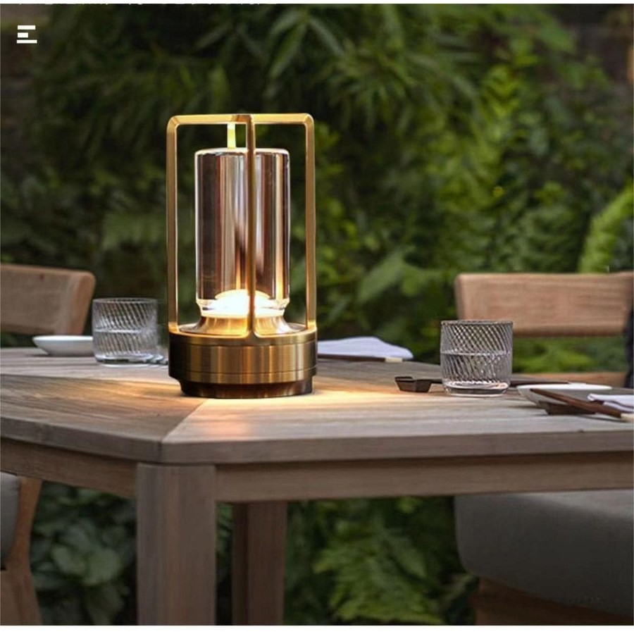 La lampe cylindrique dorée — Un air de terrasse de restaurant.