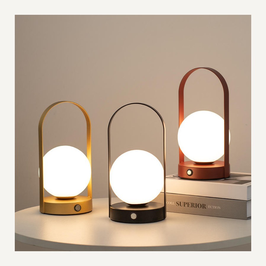 La lanterne solaire globe — Elle se recharge toute seule.