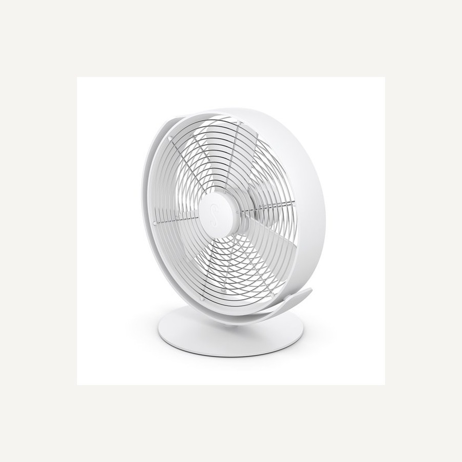 Le ventilateur à lumière douce — Deux objets, une seule place sur la table.